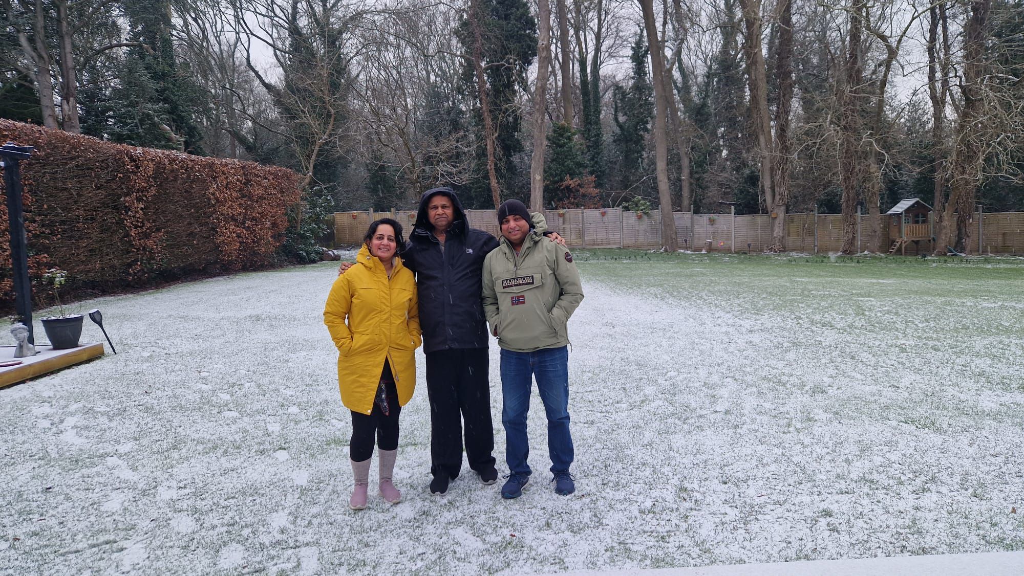 યુકેમાં કડકડતી ઠંડી વચ્ચે ગુજરાતના બી.એન. જોષી પરિવારનો અનોખો અનુભવ, માઈનસ 4 ડિગ્રીમાં બરફમાં નાહવાની મજા માણી !