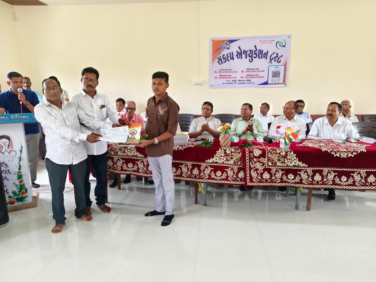 માનવતાની દીવાલ બની ભીખુભાઈ પટેલ: ભણતા બાળકોને દર મહિને સહાય આપી શિક્ષણનો દીવો પ્રગટાવ્યો  !